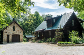 Cozy 2 Bedroom Cabin Nestled in Wooded Hideaway